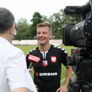 Reprezentacja Artystów Polskich zagrała z łomżyńskimi urzędnikami na stadionie ŁKS-u [ZDJĘCIA]