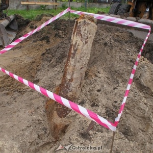 Niebezpieczne znalezisko na osiedlu Stacja. Na miejsce jedzie już patrol saperski [ZDJĘCIA]