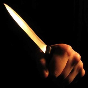 Nastolatka próbowała zabić nożem 59-letnią kobietę
