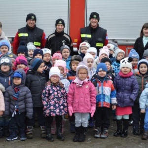 Strażacy ochotnicy z Łysych odwiedzili dzieci z gminnego przedszkola [ZDJĘCIA]