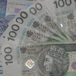 Ktoś zostawił 1 000 złotych w bankomacie