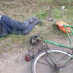 Pijana rowerzystka uderzyła w policyjny radiowóz