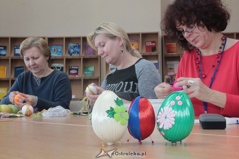 Warsztaty wielkanocne &#8222;Pisanka ze wstążki&#8221; w Bibliotece Pedagogicznej, fot. eOstrołęka.pl