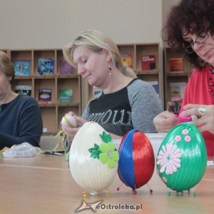 Warsztaty wielkanocne &#8222;Pisanka ze wstążki&#8221; w Bibliotece Pedagogicznej [ZDJĘCIA]