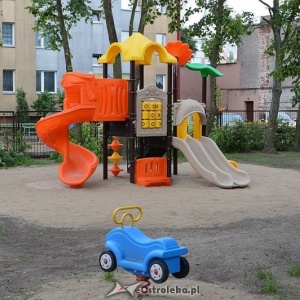 Przedszkolaki z miejskiej &#8222;dziesiątki&#8221; mają nowy plac zabaw [ZDJĘCIA]