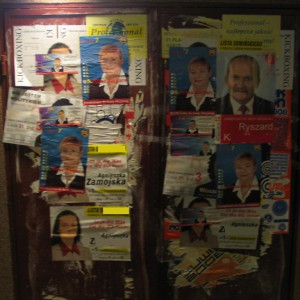 Gdzie można bez opłat wywieszać plakaty wyborcze? Ostrołęka ma 21 takich miejsc