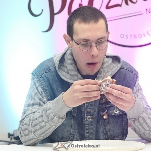 27-letni Dawid Kuriata mistrzem w jedzeniu pączków [ZDJĘCIA]