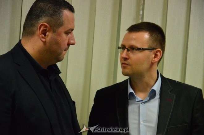 Bartosz Podolak (z prawej) jest przeciwnikiem przyłączenia części gminy Rzekuń do Ostrołęki. Radny Ostrołęki Łukasz Kulik (z lewej) - wstrzymał się od głosu na sesji rady (fot. eOstroleka)