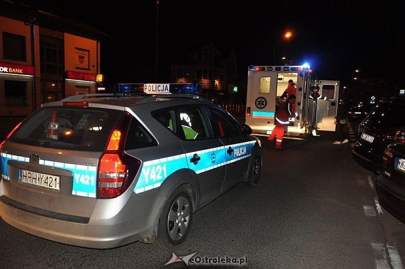 Kierowca osobowego citroena dachował przez nieodpowiedzialne zachowanie pijanego nastolatka. Do szpitala trafiła jedna osoba, fot. eOstrołęka.pl