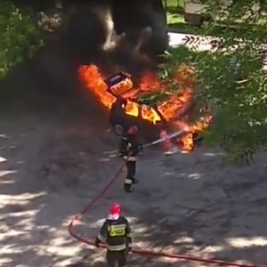 Pożar „osobówki” na osiedlu Wojciechowice [WIDEO, ZDJĘCIA]