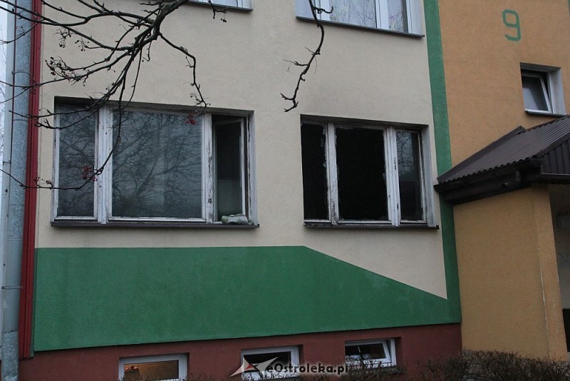 Z płonącego na parterze mieszkanie strażacy ewakuowali trzy osoby, fot. eOstrołęka.pl