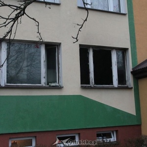 Pożar w bloku przy Dzieci Polskich. Dwie osoby trafiły do szpitala [ZDJĘCIA]