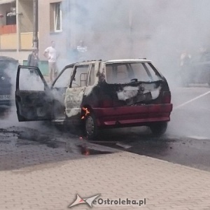 Ostrołęka: Przy ulicy Orzeszkowej spłonął osobowy fiat [WIDEO, ZDJĘCIA]