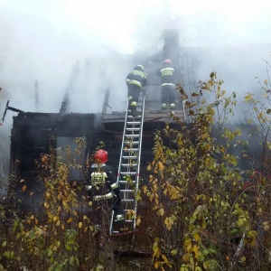Pożar domu w Dąbku. Z ogniem walczyły cztery zastępy strażackie
