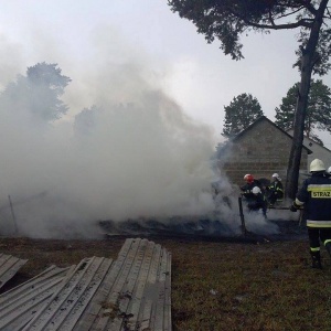 Pożar w Strzałkach. Do akcji gaśniczej zadysponowano siedem zastępów strażackich