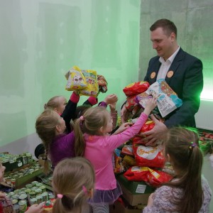 Świąteczna Zbiórka Żywności 2018: Dzieci dzieciom przygotowały paczki [ZDJĘCIA]