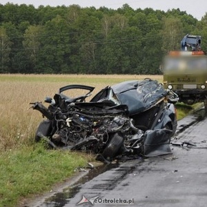 Makabryczny wypadek pod Długosiodłem. 24-latek wbił się vw pod potężną ciężarówkę [ZDJĘCIA]