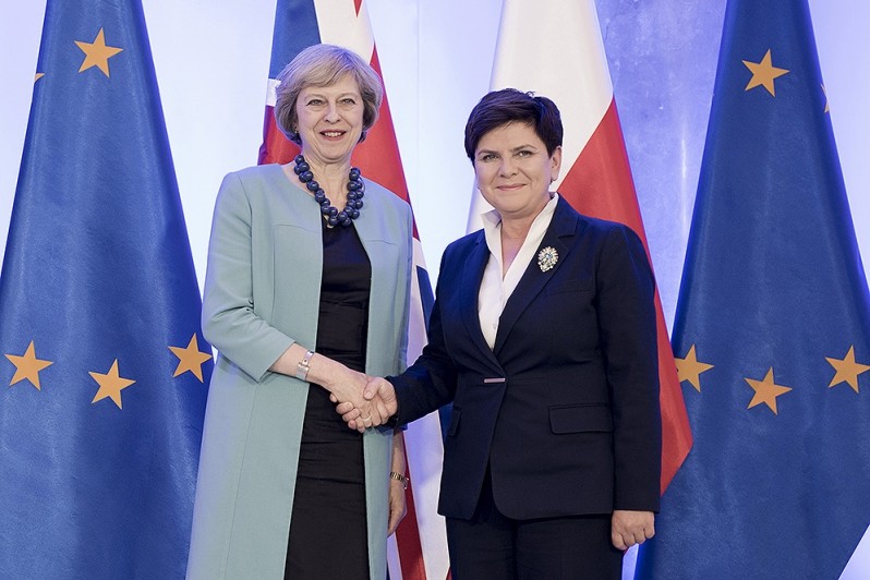 Premier Beata Szydło i premier Theresa May - uścisk dłoni, na tle flag Polski, Wielkiej Brytanii i Unii Europejskiejfot. arch. KPRM
