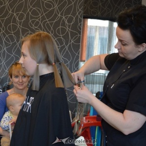 Ostrołęka: Dziesięcioletnia Alicja oddała włosy dla fundacji Rak&Roll [ZDJĘCIA]