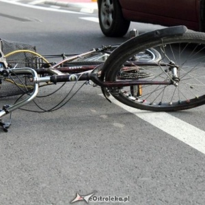 Rowerzystka potrącona na przejściu dla pieszych. Seniorka trafiła do szpitala