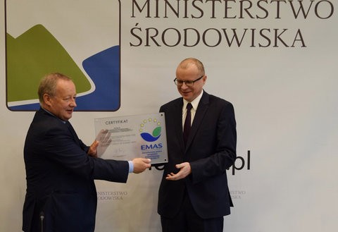 Dariusz Kaśków, prezes Energa SA odbiera ceryfikat EMAS-emas.jpg Od lewej: Mariusz Gajda, wiceminister środowiska i Dariusz Kaśków, prezes Zarządu Energa SA 