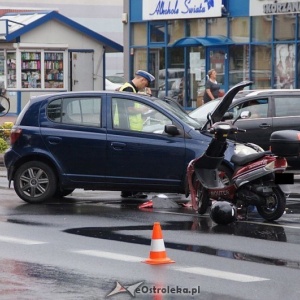 Wypadek z udziałem skutera w centrum Ostrołęki [AKTUALIZACJA, ZDJĘCIA]