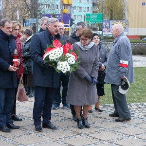 Ostrołęczanie oddali hołd ofiarom katastrofy smoleńskiej [ZDJĘCIA]