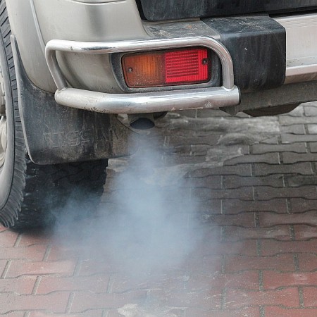 Policja odholowała pozostawiony na parkingu samochód z włączonym silnikiem