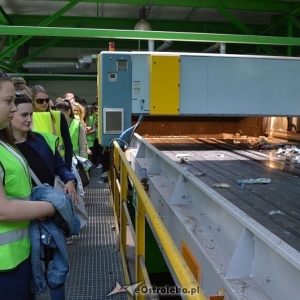 Studenci olsztyńskiego uniwersytetu z wizytą na stacji segregacji śmieci w Ostrołęce [ZDJĘCIA]