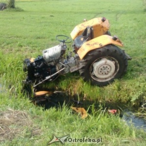 Tragedia w Ramionach. Nie żyje mężczyzna przygnieciony przez ciągnik [AKTUALIZACJA]