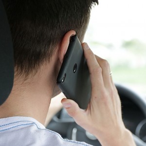 Goworowo: Pijany z telefonem przy uchu prowadził auto
