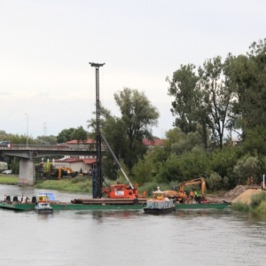 Tymczasowa przeprawa przez Narew niczym warszawski Most Syreny [WIDEO, ZDJĘCIA]