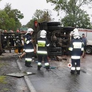 Wywrócona ciężarówka. 57-latek przewieziony do szpitala
