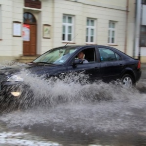 Uwaga! Fatalne warunki na drodze. Lepiej zdjąć nogę z gazu