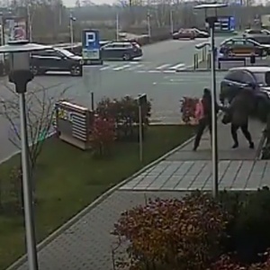 Wypadek. Senior wjechał w kobiety idące chodnikiem [WIDEO]