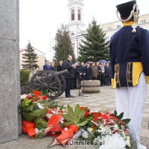 Święto Węgier w Ostrołęce, więc... naprawiają pomnik gen. Bema