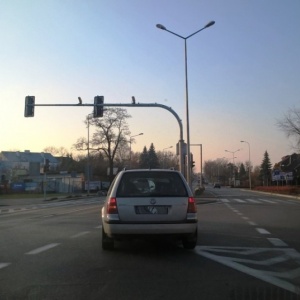 Uszkodzona sygnalizacja świetlna na skrzyżowaniu Traugutta i Bogusławskiego