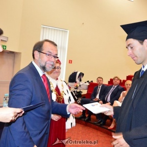 Absolwenci WSAP w Ostrołęce odebrali dyplomy [ZDJĘCIA]