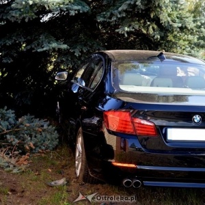 Niebezpieczne zdarzenie na DK 61. Kierowca bmw zakończył jazdę na drzewie