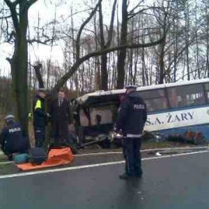 Wypadek autobusu pod Ostrołęką: Trzy osoby poszkodowane, kierowca zakleszczony w kabinie [AKTUALIZACJA]