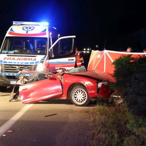Śmiertelny wypadek w Białobieli. Auto rozpadło się na dwie części [ZDJĘCIA, AKTUALIZACJA]
