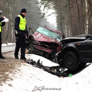 &#8222;Czołówka&#8221; w Borowcach pod Ostrołęką. Dwie osoby trafiły do szpitala [ZDJĘCIA, WIDEO]