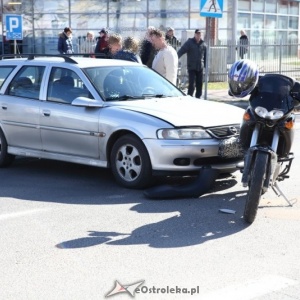 Wypadek z udziałem motocyklisty na ulicy Hallera w Ostrołęce [ZDJĘCIA]