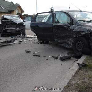 Wypadek na skrzyżowaniu Poznańskiej i Korczaka. Dwie osoby w tym dziecko trafiły do szpitala [ZDJĘCIA]
