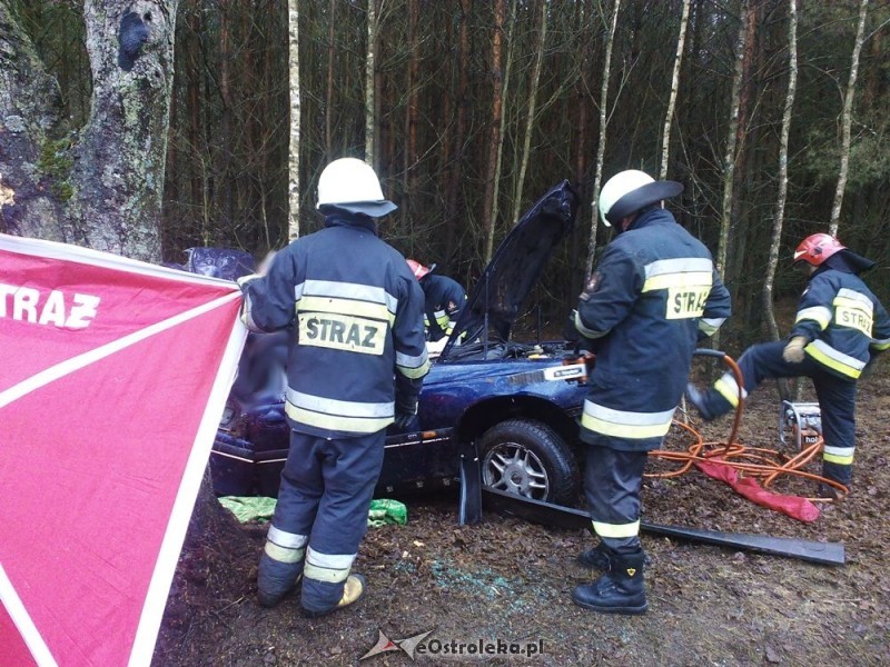 Śmiertelny wypadek w Stoku. Osobowy opel doszczętnie roztrzaskał się na drzewie, fot. KP PSP Ostrów Mazowiecka