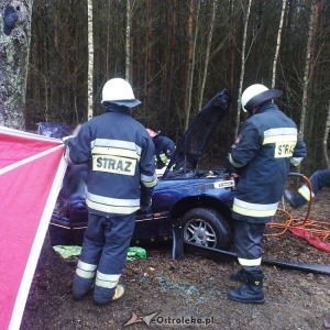 Śmiertelny wypadek w Stoku. Osobowy opel doszczętnie roztrzaskał się na drzewie [ZDJĘCIA]