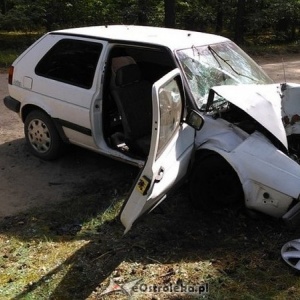 Wypadek w Zalasie: VW golf wbił się czołowo w drzewo [ZDJĘCIA]