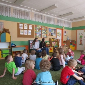 Wolontariusze z ostrołęckiej &#8222;czwórki&#8221; czytali przedszkolakom [ZDJĘCIA]