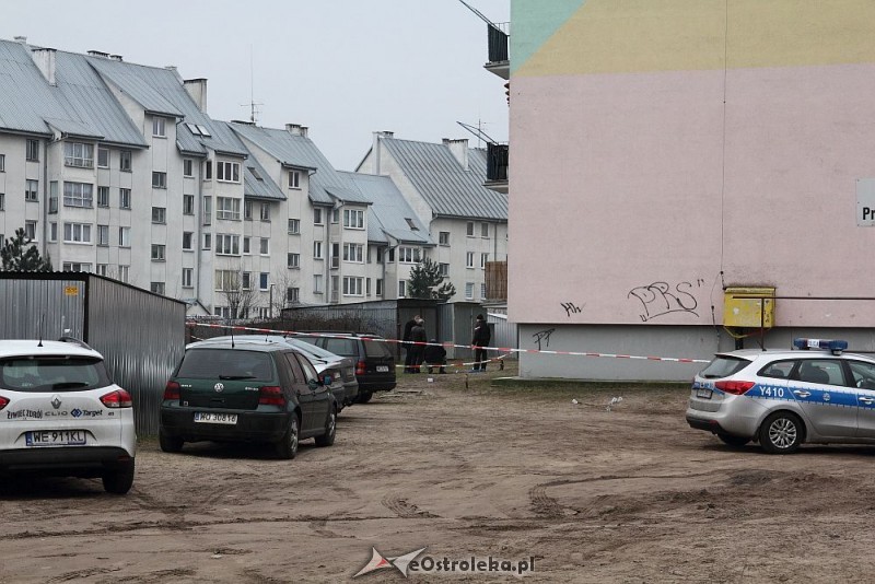 Dziś rano na klatce schodowej przy ul. Prądzyńskiego w Ostrołęce znaleziono zwłoki około 30-letniego mężczyzny, fot. eOstrołęka.pl