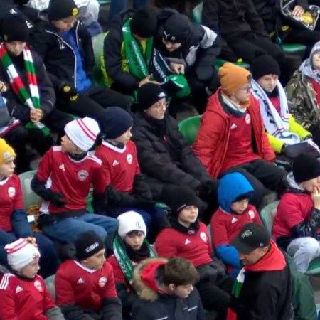 Młodzi piłkarze APN Ostrołęka na meczu Legia - Molde